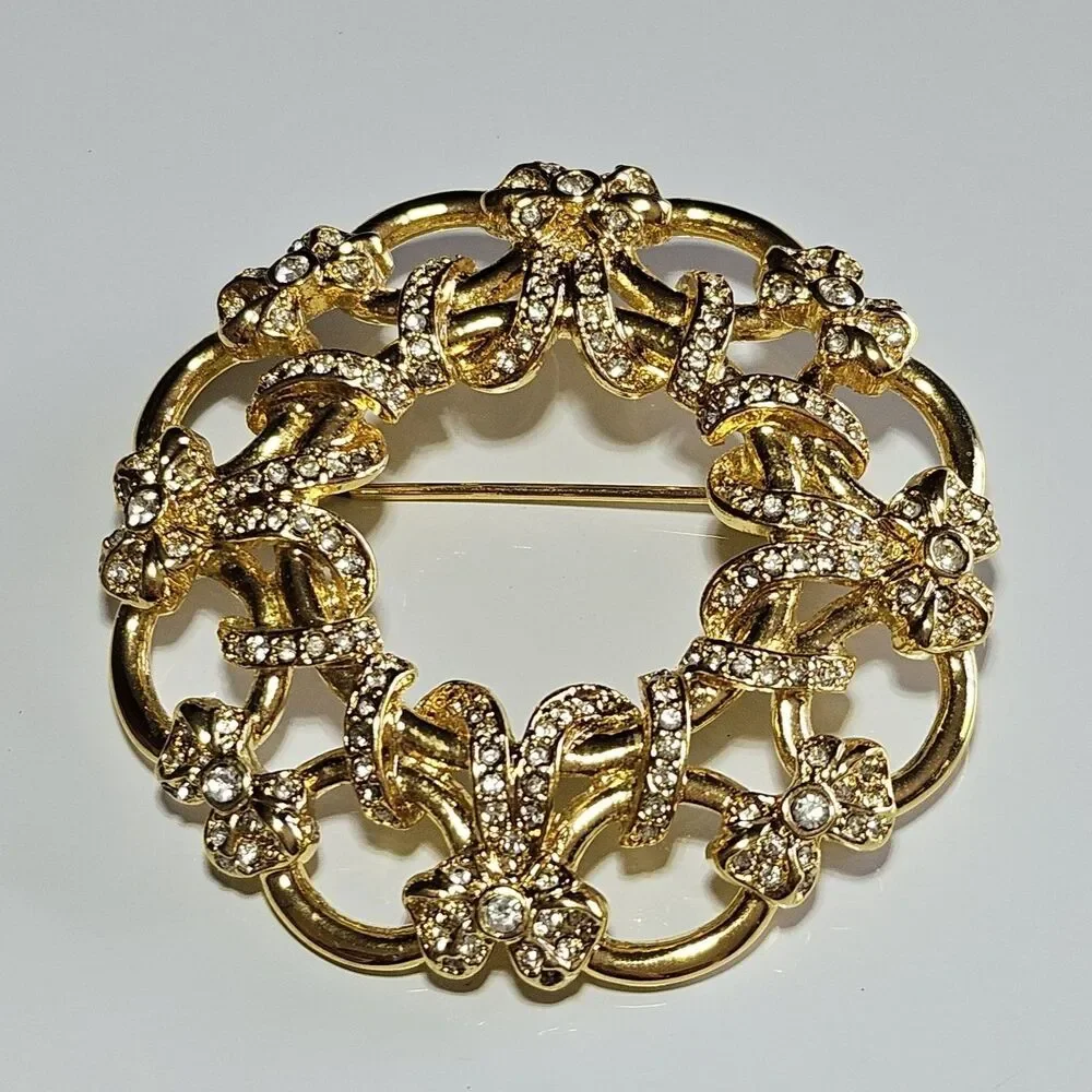 Vintage Monet Gold Tone Rhinestone Round Circular Brooch Signed Bows Ribbons